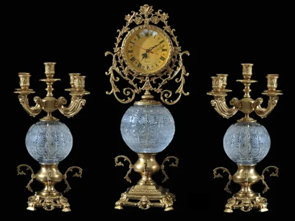 Ensemble de deux bougeoirs et une horloge