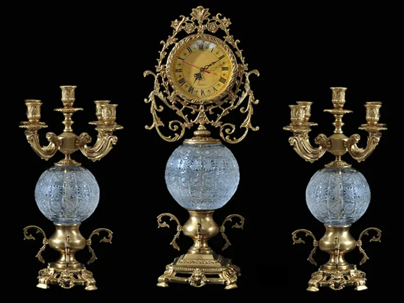 Ensemble de deux bougeoirs et une horloge